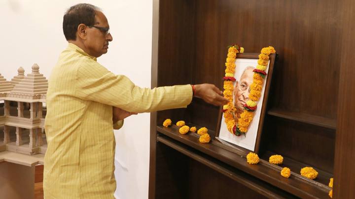 मुख्यमंत्री श्री चौहान ने स्व. श्री प्यारेलाल खंडेलवाल की पुण्य-तिथि पर नमन किया